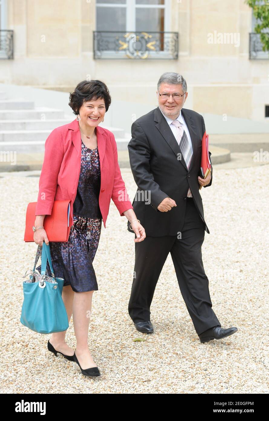 Dominique Bertinotti, Ministro della Famiglia francese, e Ministro minore incaricato dei rapporti con il Parlamento Alain Vidalies lasciano il Palazzo Elysee a Parigi, in Francia, il 27 giugno 2012, dopo la riunione settimanale del gabinetto. Foto di Mousse/ABACAPRESS.COM Foto Stock