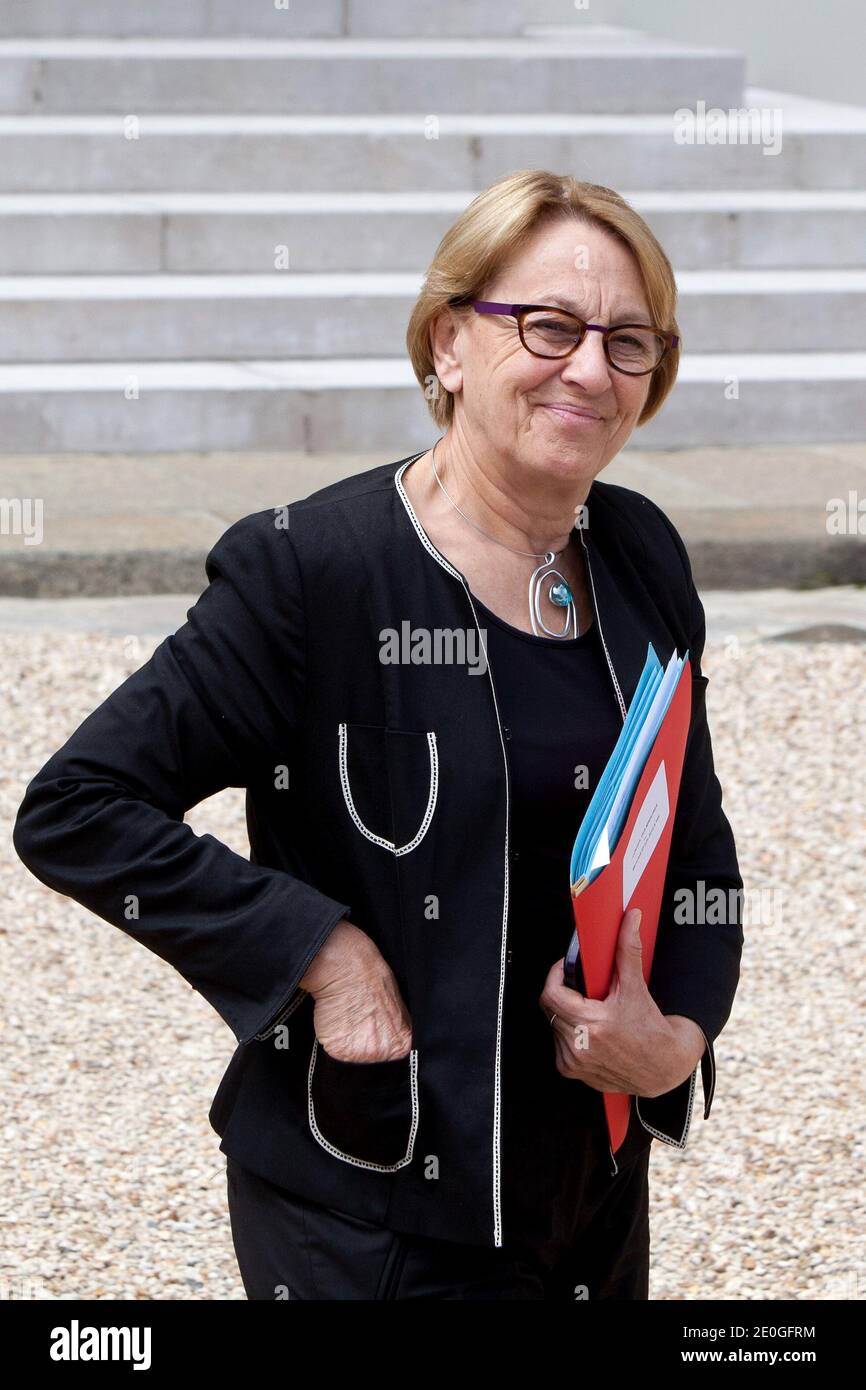 Riforma dello Stato francese, decentramento e amministrazione pubblica il Ministro Marylise Lebranchu lascia il Palazzo Elysee a Parigi, in Francia, il 27 giugno 2012 dopo la riunione settimanale del gabinetto. Foto di Stephane Lemouton/ABACAPRESS.COM. Foto Stock