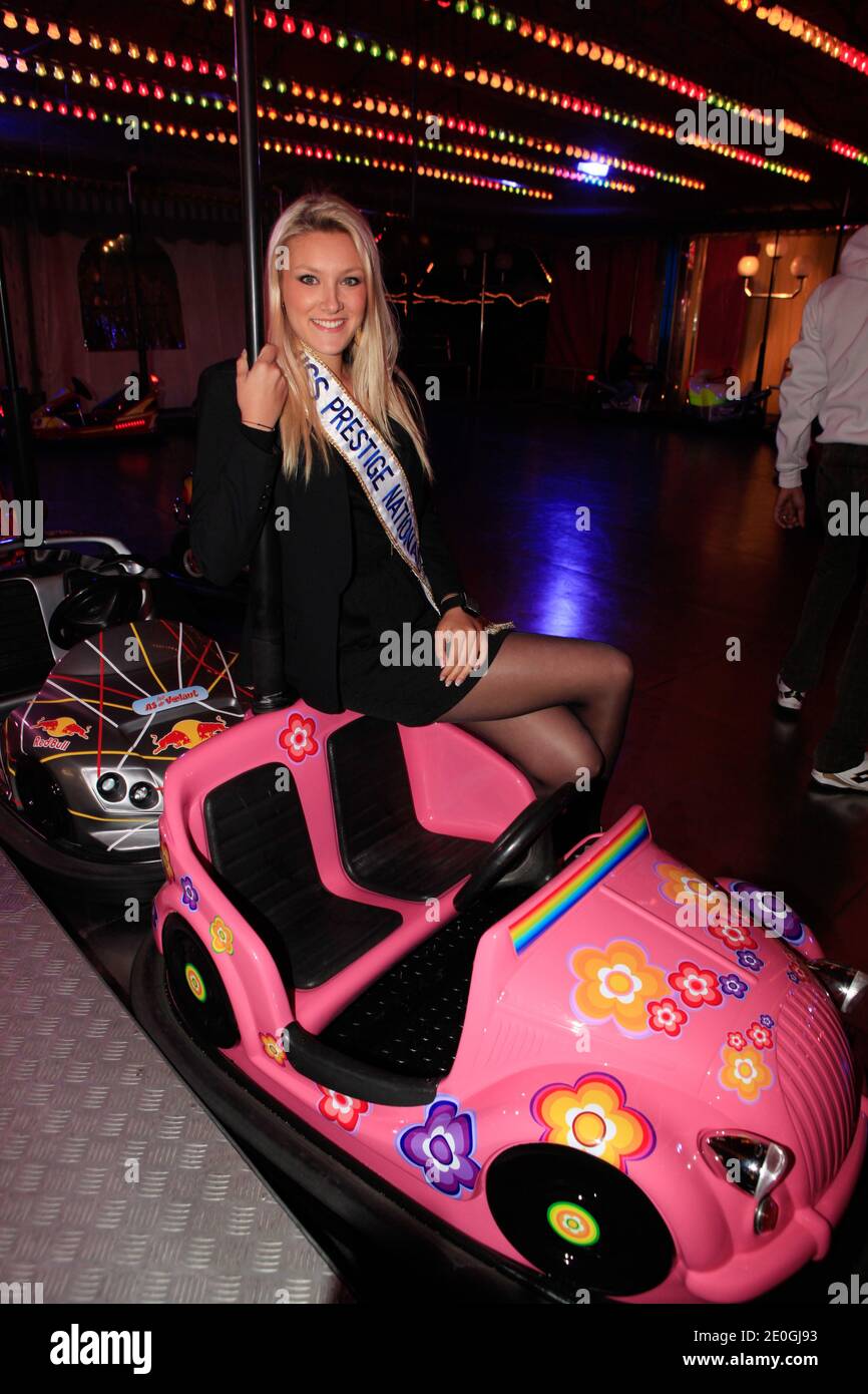 Christelle Roca, Miss Prestige National partecipa alla giornata di apertura dell'annuale Foire du Trone a beneficio di 'Enfants de la terre' che si è tenuto a Parigi, Francia, il 2012 aprile. Foto di ABACAPRESS.COM Foto Stock