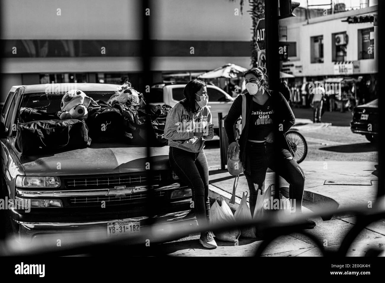 `HERMOSILLO, MESSICO 31 DICEMBRE: Vita quotidiana di Hermosillences nelle strade del centro durante l'ultimo giorno dell'anno, il 31 dicembre 2020 a Hermosillo, Messico .. (Foto di Luis Gutierrez / Norte Photo) HERMOSILLO, MESSICO DICIEMBRE 31: Vida cotidiana de hermosillences en las calles del centro de la ciudad durante el ultimo dia del año, el 31 de Diciembre, 2020 en Hermosillo, Messico. (Foto di Luis Gutierrez/Norte Photo) .. DOS mujeres con cubre bocas platican durante un ida de compras. Due donne con copri bocca parlano durante un viaggio di shopping Foto Stock