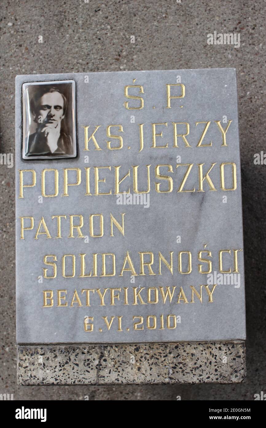 Mattonella commemorativa del sacerdote cattolico romano Jerzy Popiełuszko a Danzica, Polonia. È stato associato con il sindacato di solidarietà dell'opposizione nella Polonia comunista. Fu assassinato nel 1984. Foto Stock