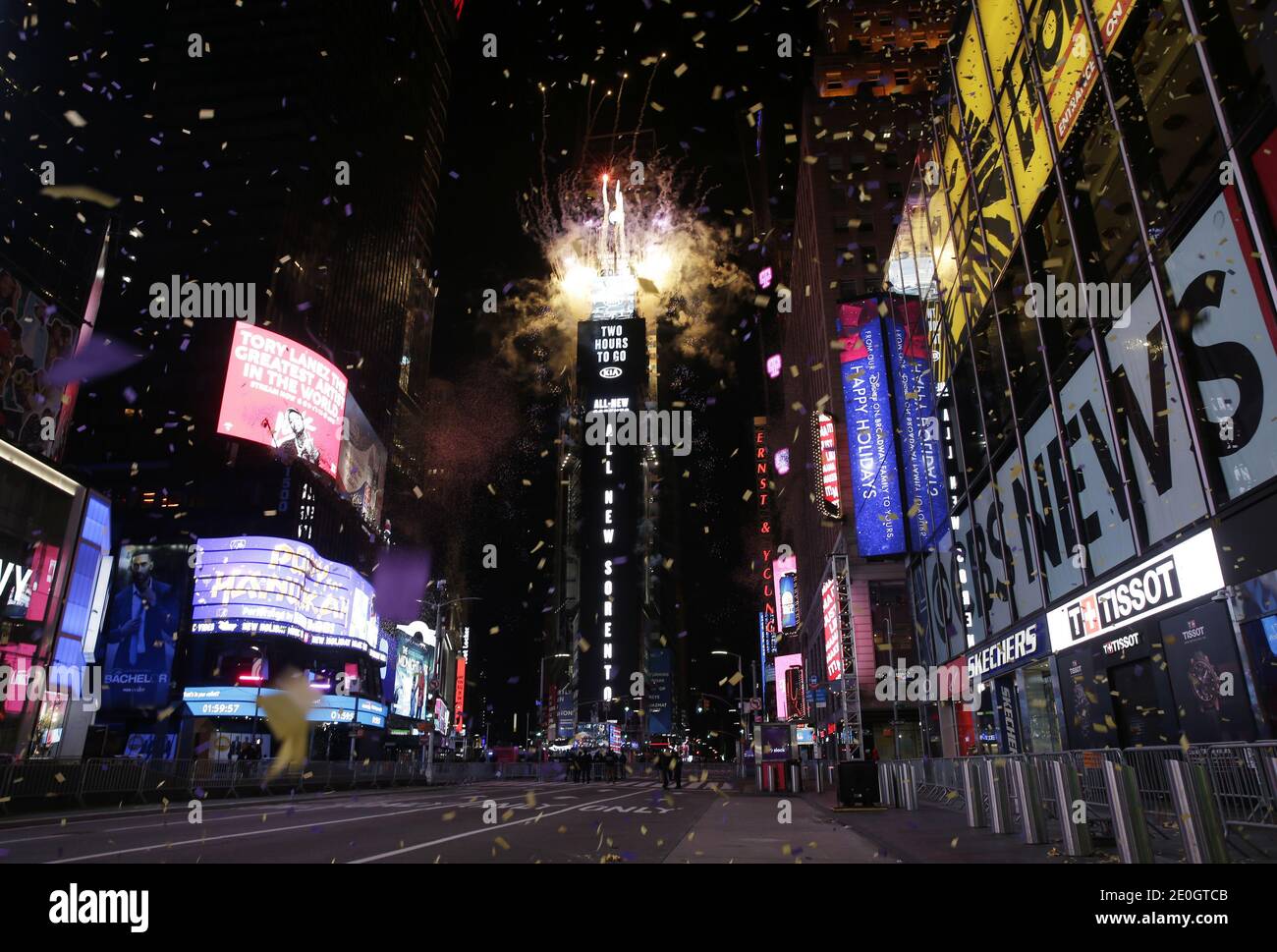 New York, Stati Uniti. 31 dicembre 2020. I confetti riempiono l'aria e i fuochi d'artificio esplodono su Times Square, che è vuota e chiusa al pubblico a causa della pandemia del coronavirus all'ora 10 della celebrazione di Capodanno a New York City giovedì 31 dicembre 2020. A causa della pandemia COVID-19 in corso, la vigilia di Capodanno 2021 a Times Square non sarà aperta al pubblico quest'anno. Foto di John Angelillo/UPI Credit: UPI/Alamy Live News Foto Stock