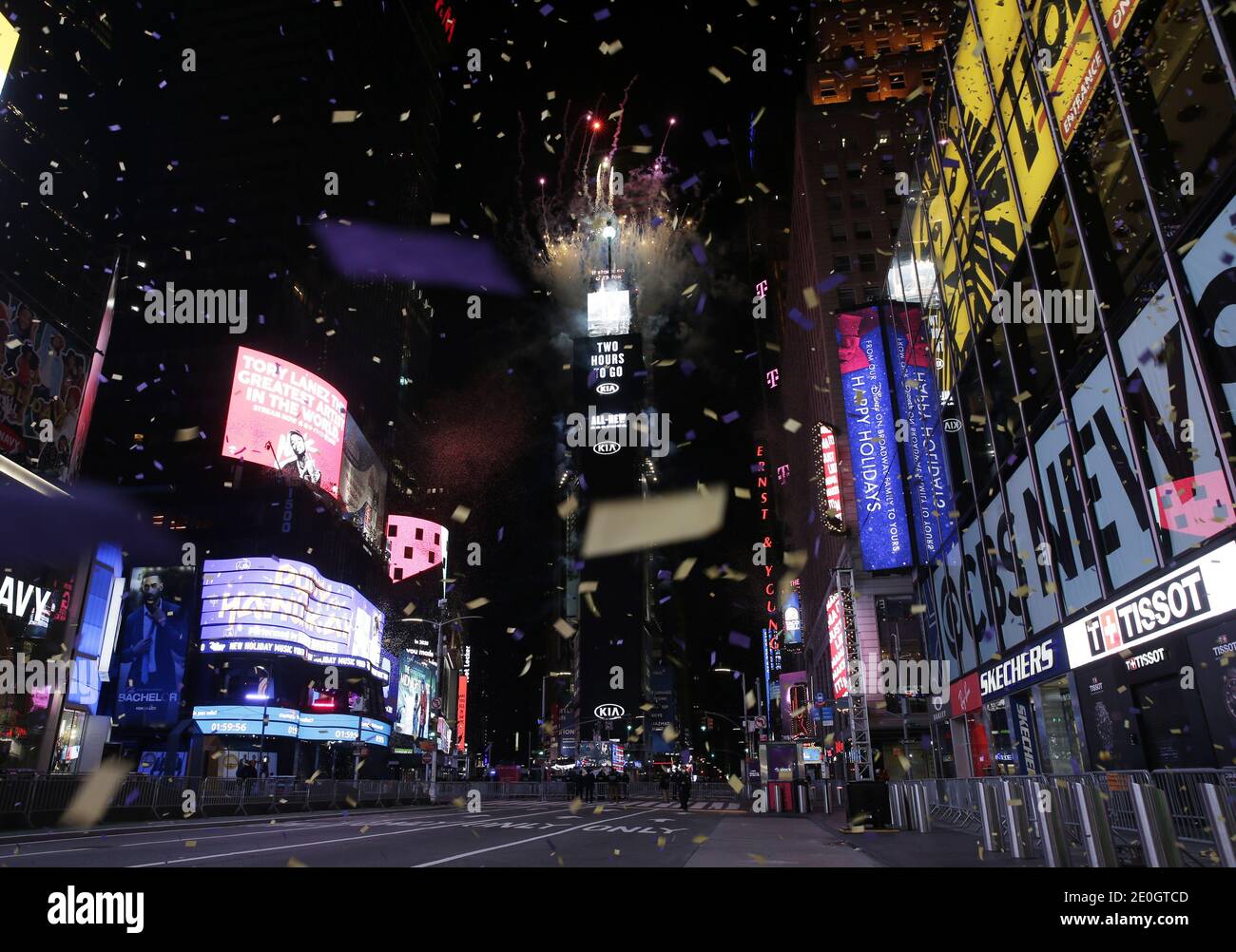 New York, Stati Uniti. 31 dicembre 2020. I confetti riempiono l'aria e i fuochi d'artificio esplodono su Times Square, che è vuota e chiusa al pubblico a causa della pandemia del coronavirus all'ora 10 della celebrazione di Capodanno a New York City giovedì 31 dicembre 2020. A causa della pandemia COVID-19 in corso, la vigilia di Capodanno 2021 a Times Square non sarà aperta al pubblico quest'anno. Foto di John Angelillo/UPI Credit: UPI/Alamy Live News Foto Stock