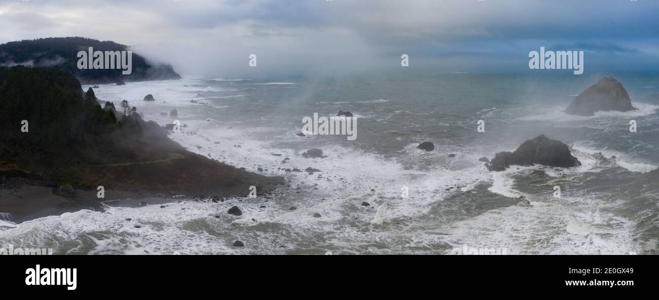 Lo strato marino si estende sulla costa della California settentrionale a Klamath. Questa regione ospita le più belle foreste temperate del mondo. Foto Stock