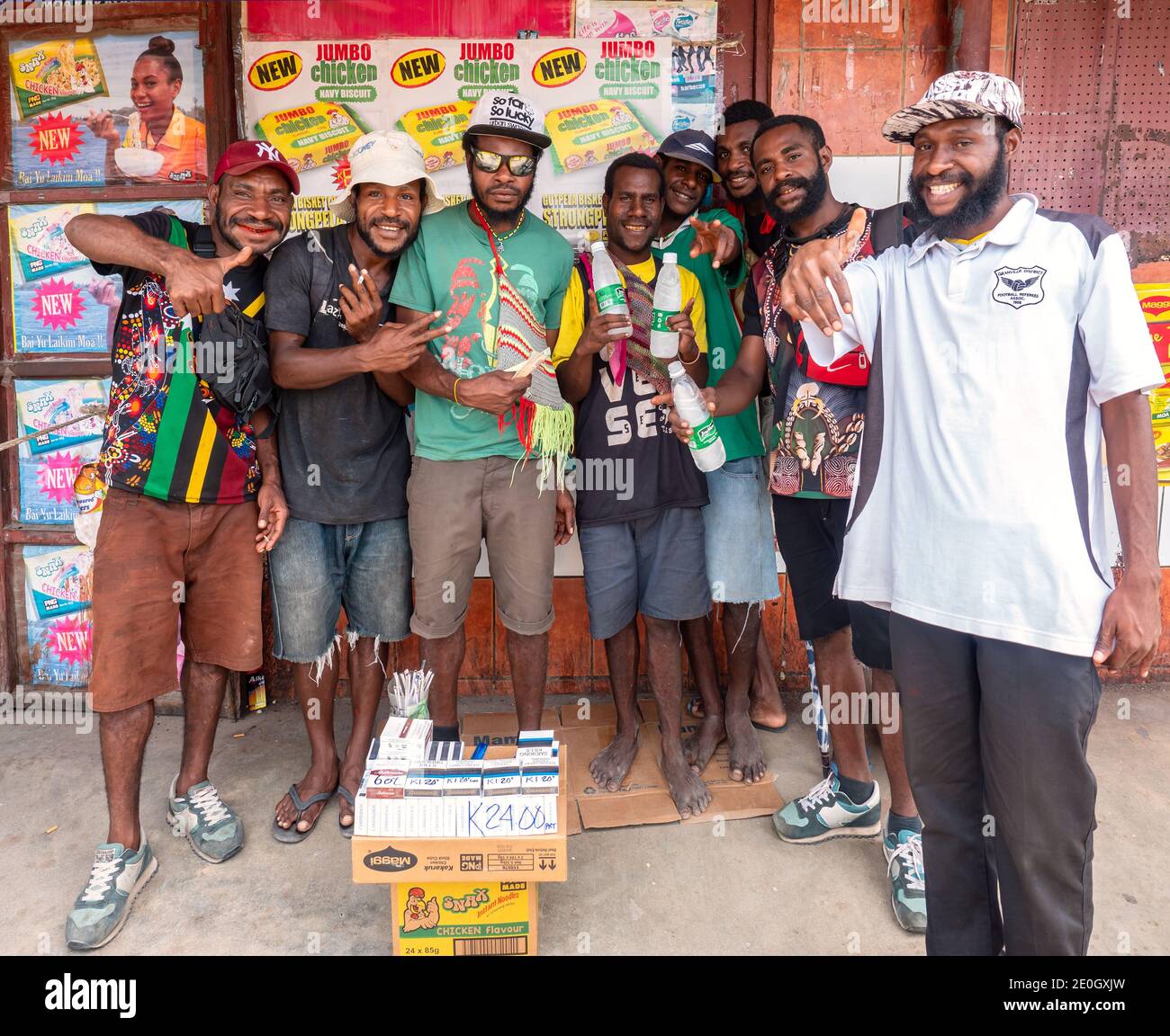 Uomini locali che si affacciano nel centro di Wewak, la capitale della provincia del Sepik orientale di Papua Nuova Guinea. Foto Stock