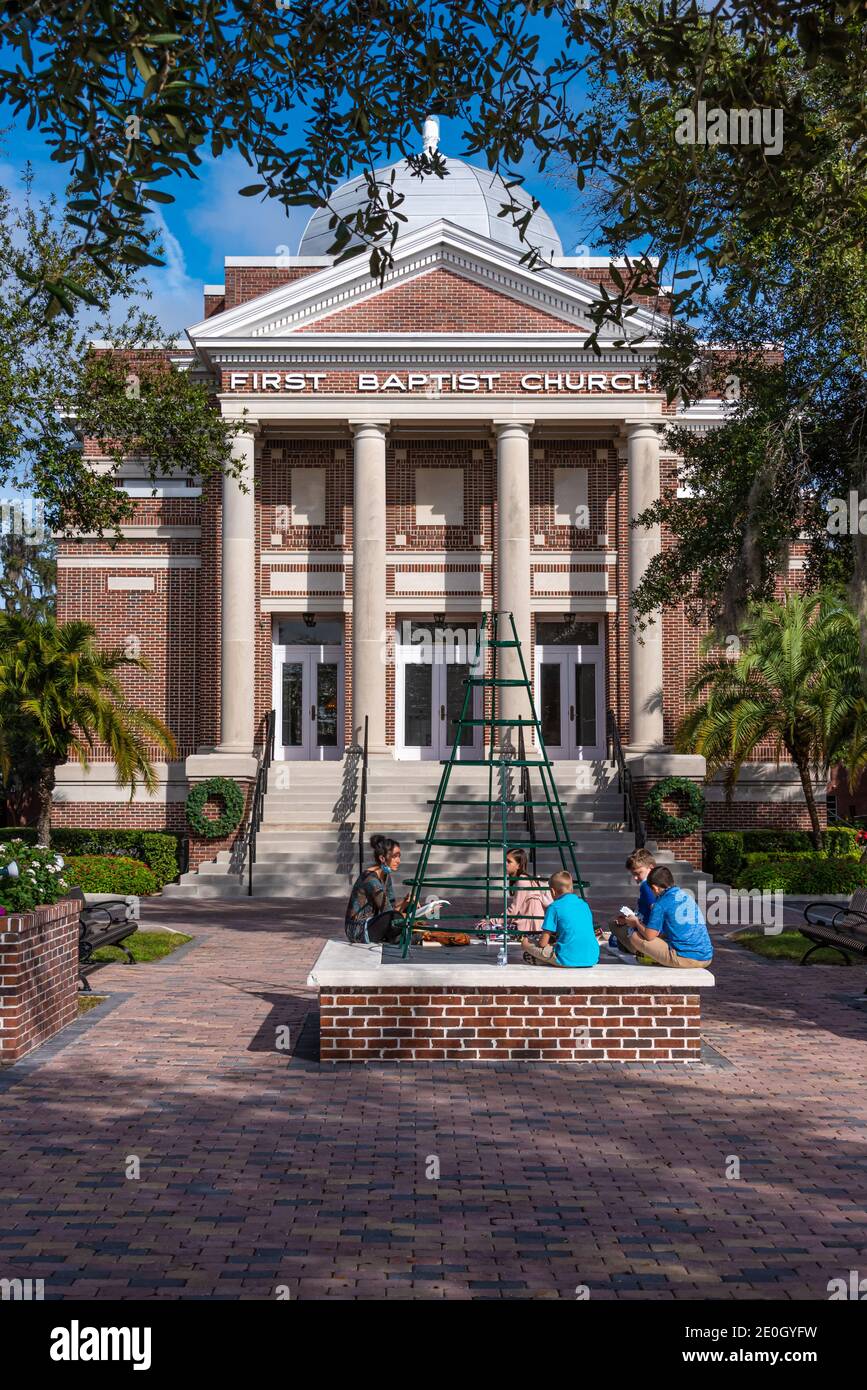 Lezione di scuola domenicale all'aperto presso la First Baptist Church nel Winter Garden, Florida, durante la pandemia del coronavirus nell'inverno del 2020. (STATI UNITI) Foto Stock