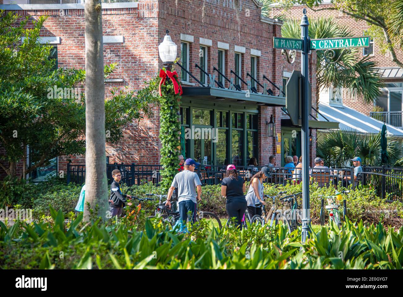 Le famiglie e gli amici si godano una bella giornata al Plant Street Market nell'affascinante Downtown Winter Garden, Florida, vicino a Orlando. (STATI UNITI) Foto Stock