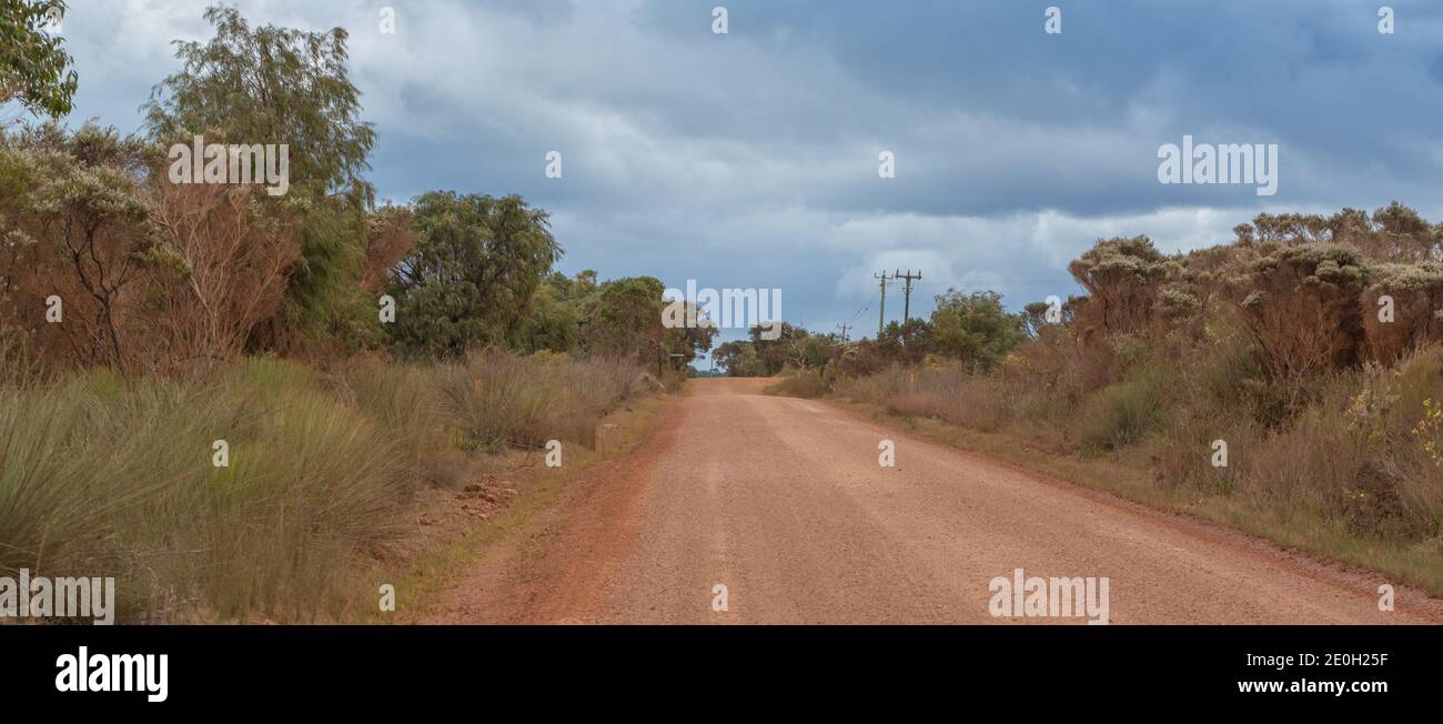 Polverosa ghiaia Road (Scott River Road) ad est di Augusta nell'Australia Occidentale Foto Stock