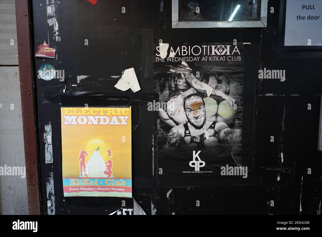Berlino, Germania. 23 dicembre 2020. I poster sono appesi sulla porta d'ingresso del KitKatClub, attualmente chiuso a causa della pandemia di Corona. Il club è un luogo di svago nella vita notturna di Berlino ed è anche conosciuto a livello internazionale per le sue feste selvagge ed edonistiche. Credit: Jörg Carstensen/dpa/Alamy Live News Foto Stock