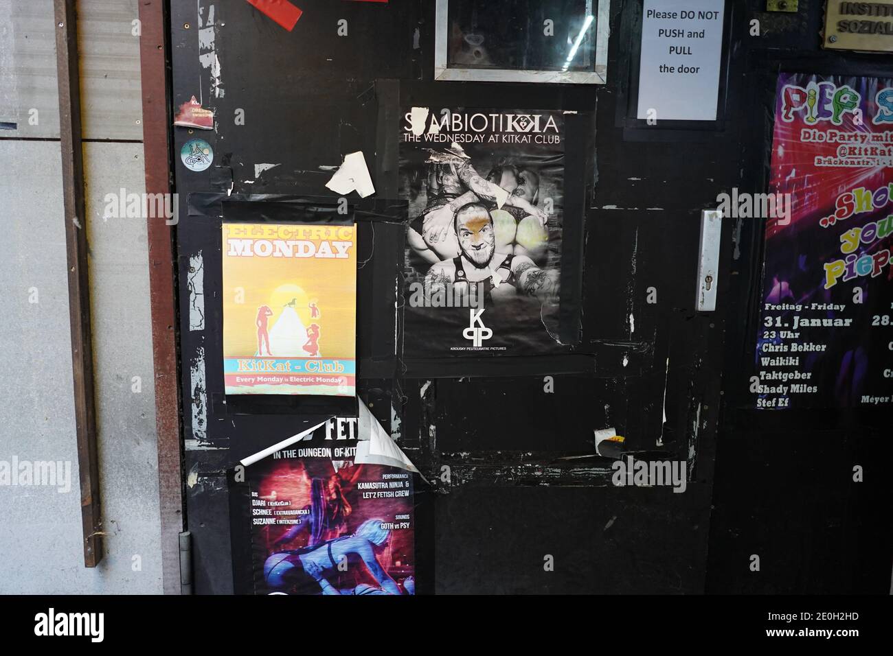 Berlino, Germania. 23 dicembre 2020. I poster sono appesi sulla porta d'ingresso del KitKatClub, attualmente chiuso a causa della pandemia di Corona. Il club è un luogo di svago nella vita notturna di Berlino ed è anche conosciuto a livello internazionale per le sue feste selvagge ed edonistiche. Credit: Jörg Carstensen/dpa/Alamy Live News Foto Stock