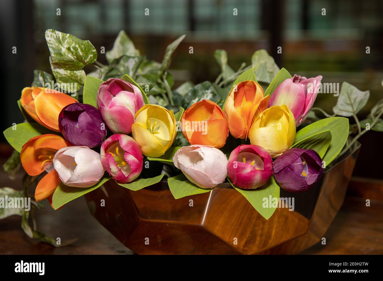 Un mazzo di fiori di tulipano di plastica Foto Stock