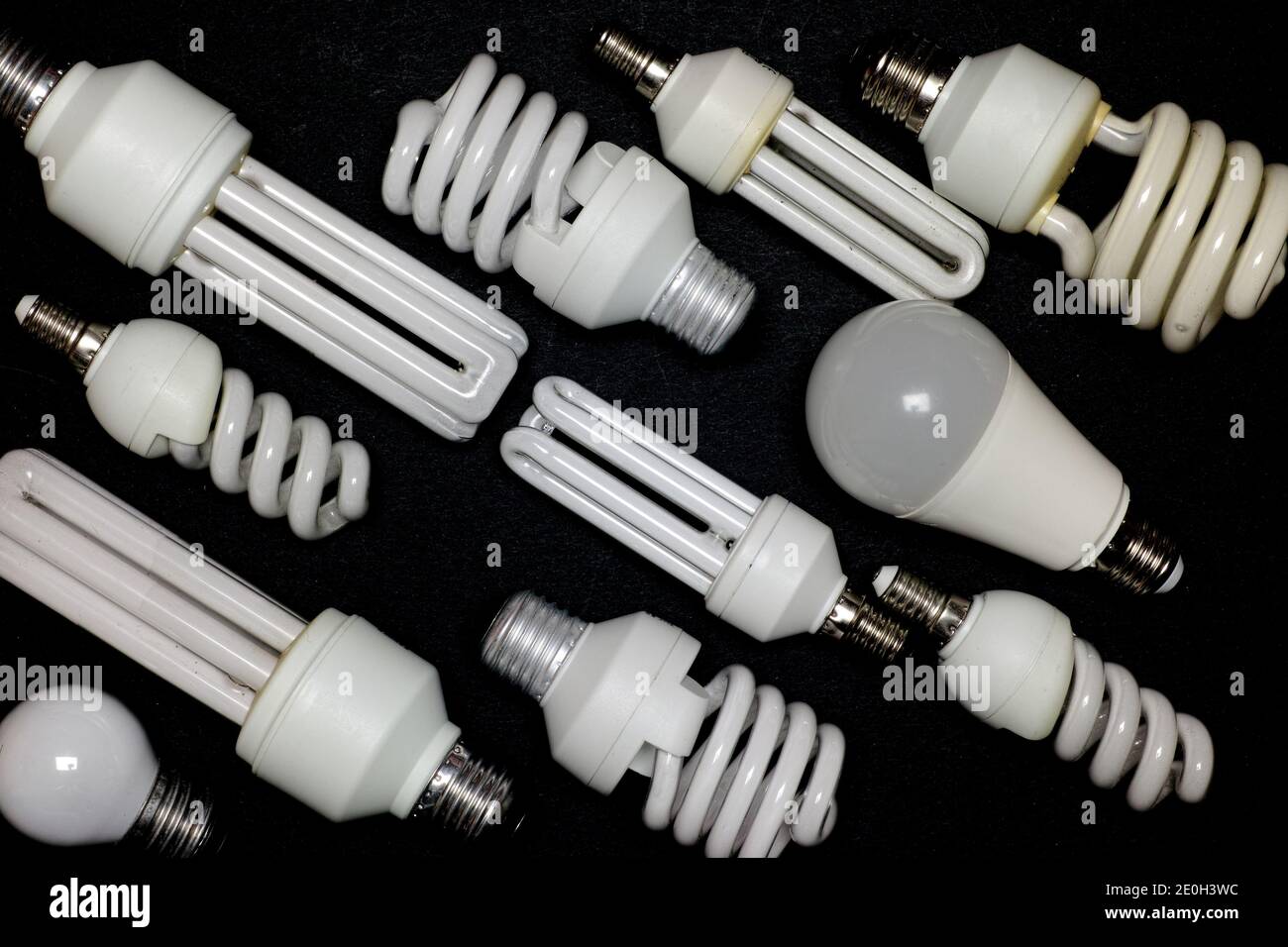 alcuni campioni di lampade elettroniche a risparmio energetico con spirale e. tubi lineari Foto Stock