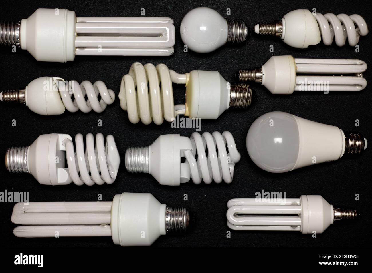 lampade elettroniche a risparmio energetico, alcuni campioni con tubi a spirale e lineari Foto Stock