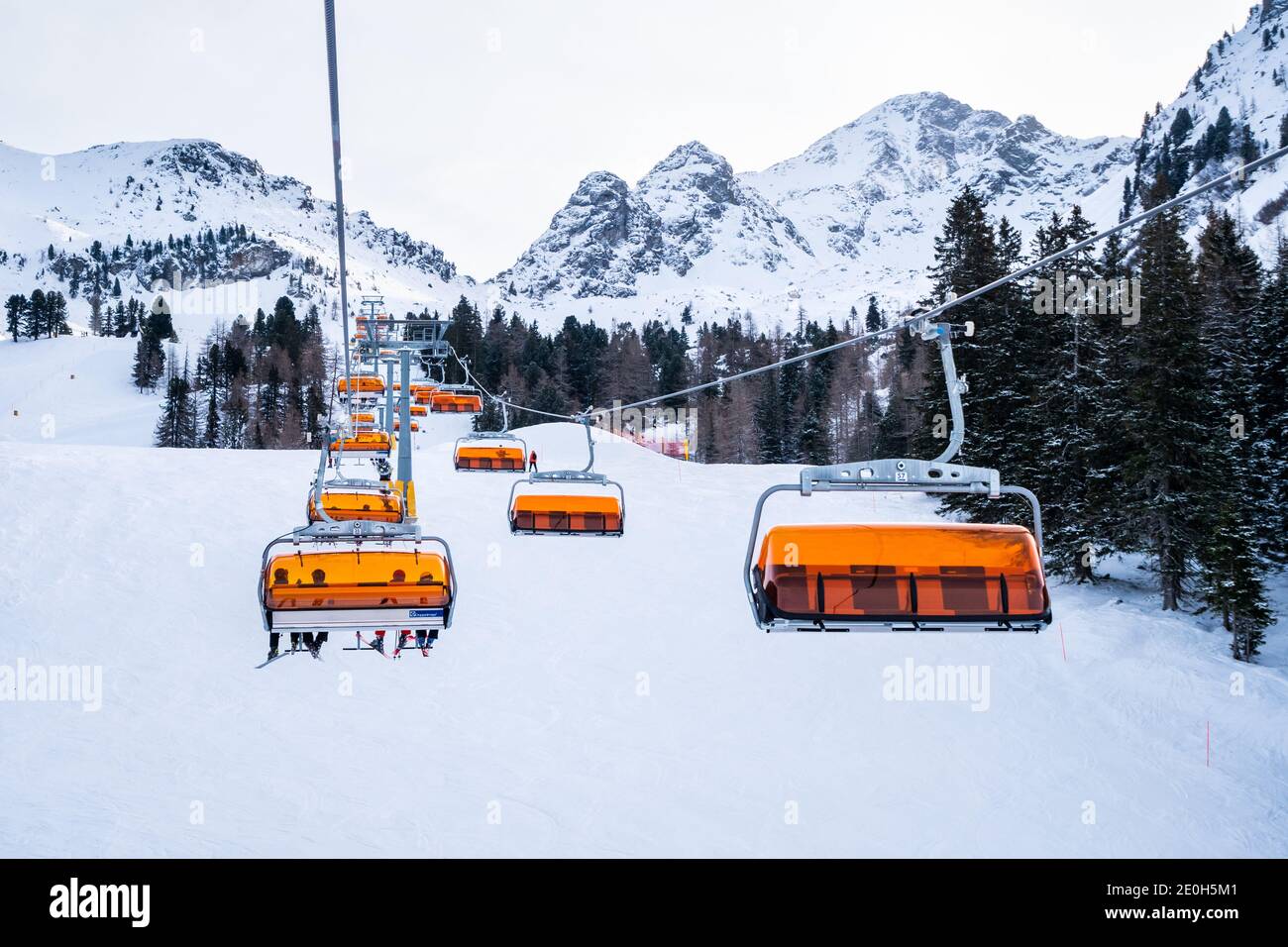 Haus im Ennstal, Austria - Dicembre 29 2020: Seggiovia Alm 6er a 6 posti che salirà sulla montagna nel comprensorio sciistico di Hauser Kaibling nello Schladming-Dachs Foto Stock