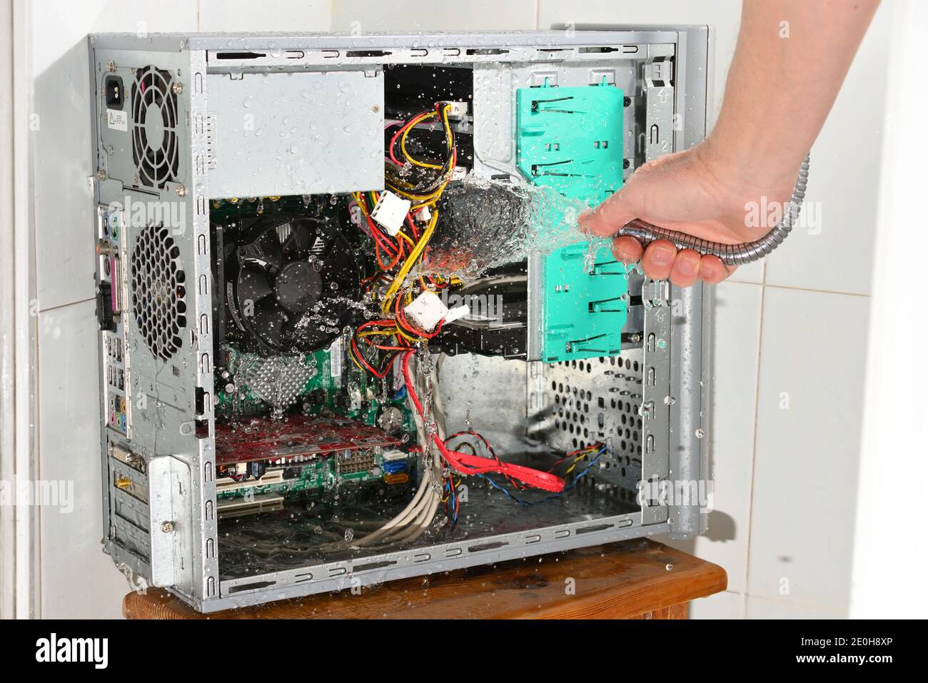 Pulizia ad acqua insana del computer interno per un nuovo avvio. Foto Stock