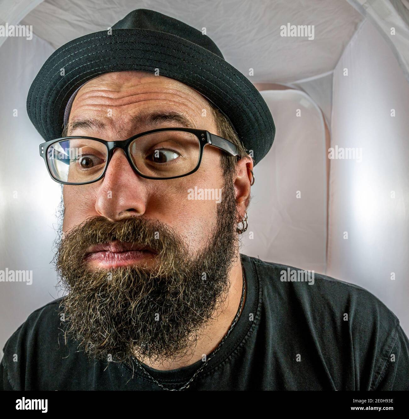 Un uomo bearded e deluso con occhi vuoti Foto Stock