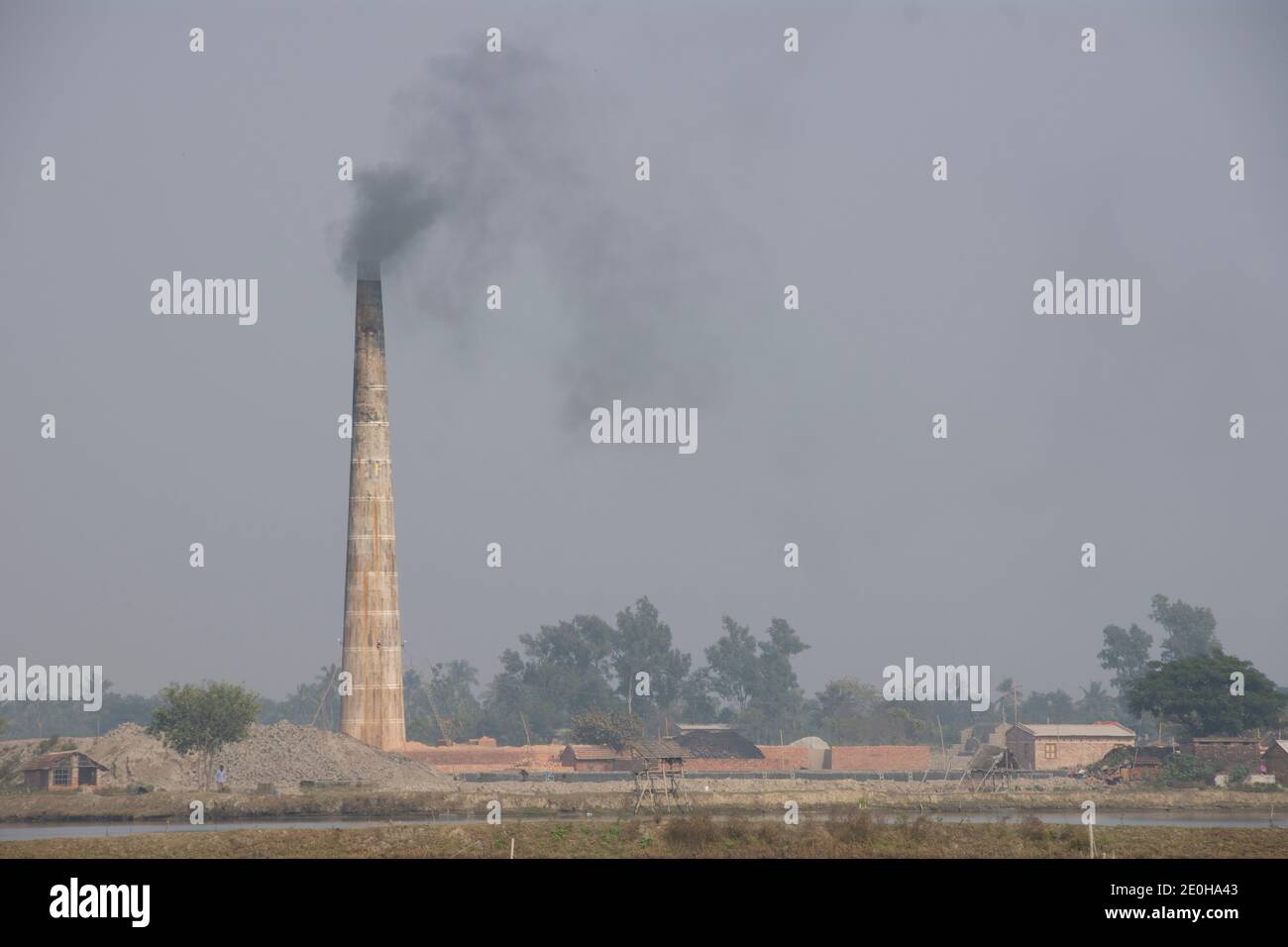 fabbrica di mattoni del bengala occidentale che causa inquinamento atmosferico Foto Stock