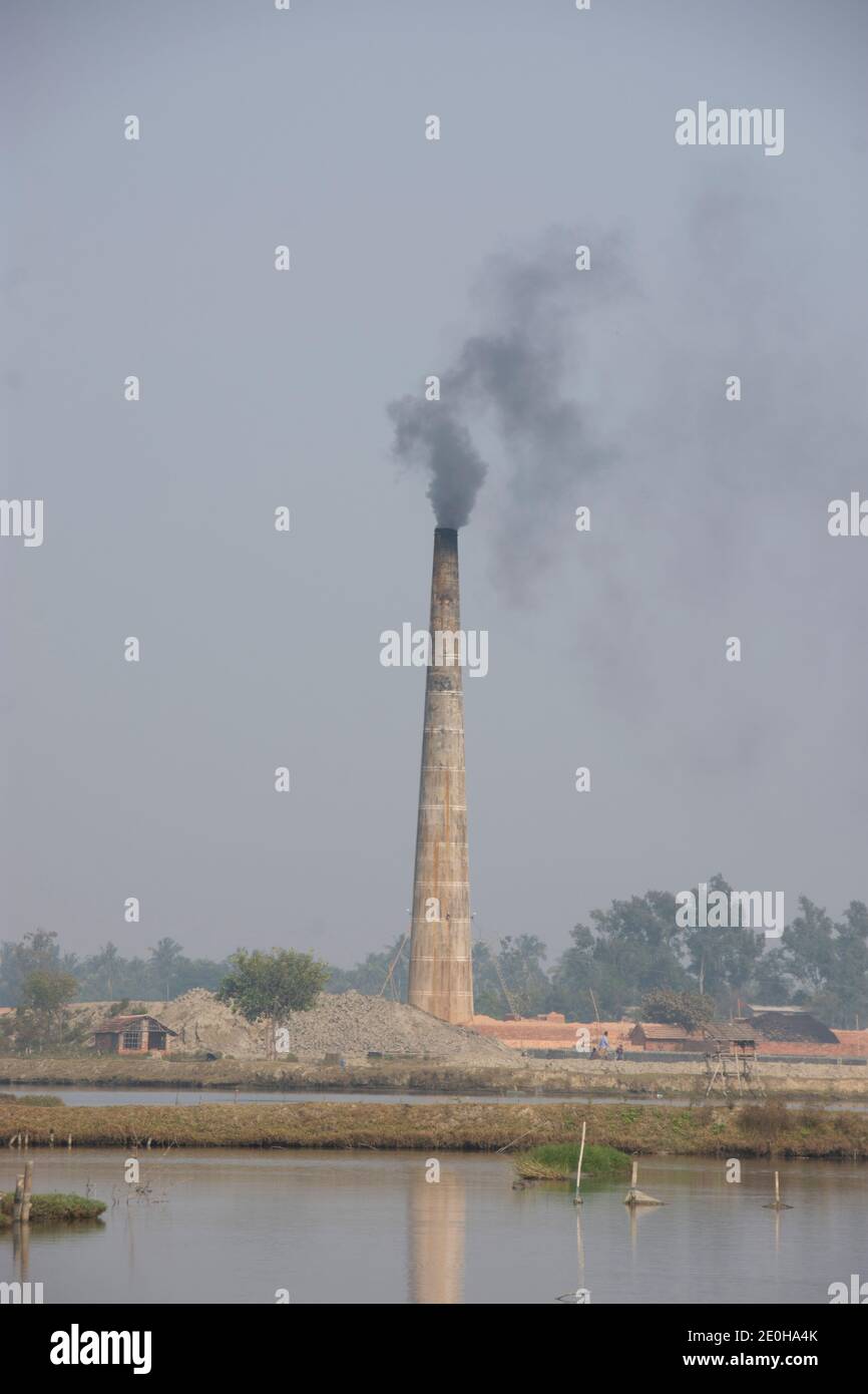 fabbrica di mattoni del bengala occidentale che causa inquinamento atmosferico Foto Stock