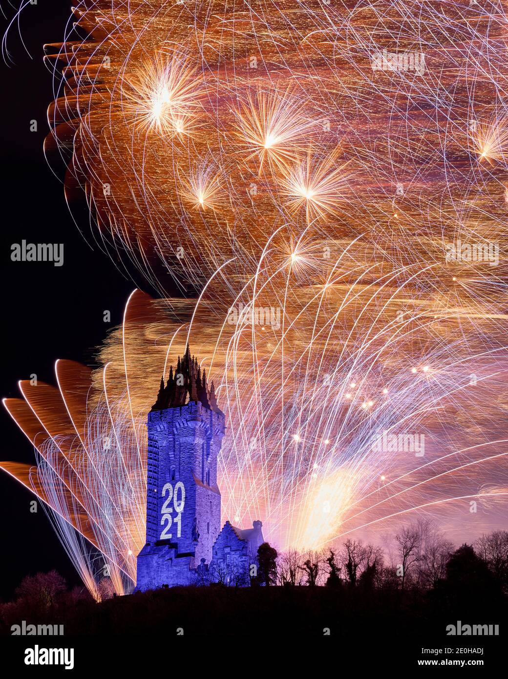 Fuochi d'artificio Hogmanay sul monumento a Wallace, Stirling, Scozia. Anno nuovo 2021 Foto Stock