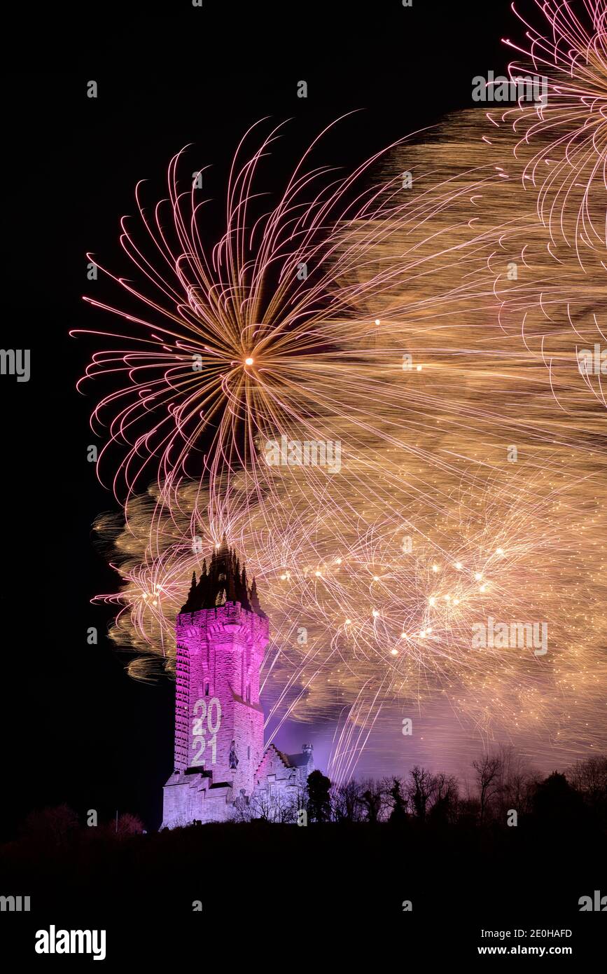 Fuochi d'artificio Hogmanay sul monumento a Wallace, Stirling, Scozia. Anno nuovo 2021 Foto Stock