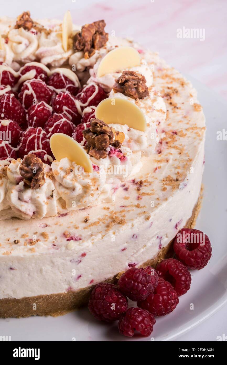 Cheesecake al cioccolato bianco con lampone Foto Stock