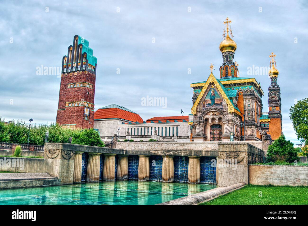 Mathildenhohe a Darmstadt (Germania) con la torre di nozze e un chiesa ortodossa russa Foto Stock