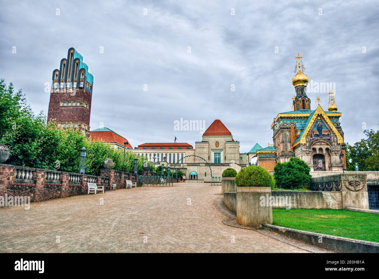 Mathildenhohe a Darmstadt (Germania) con la torre di nozze e un chiesa ortodossa russa Foto Stock