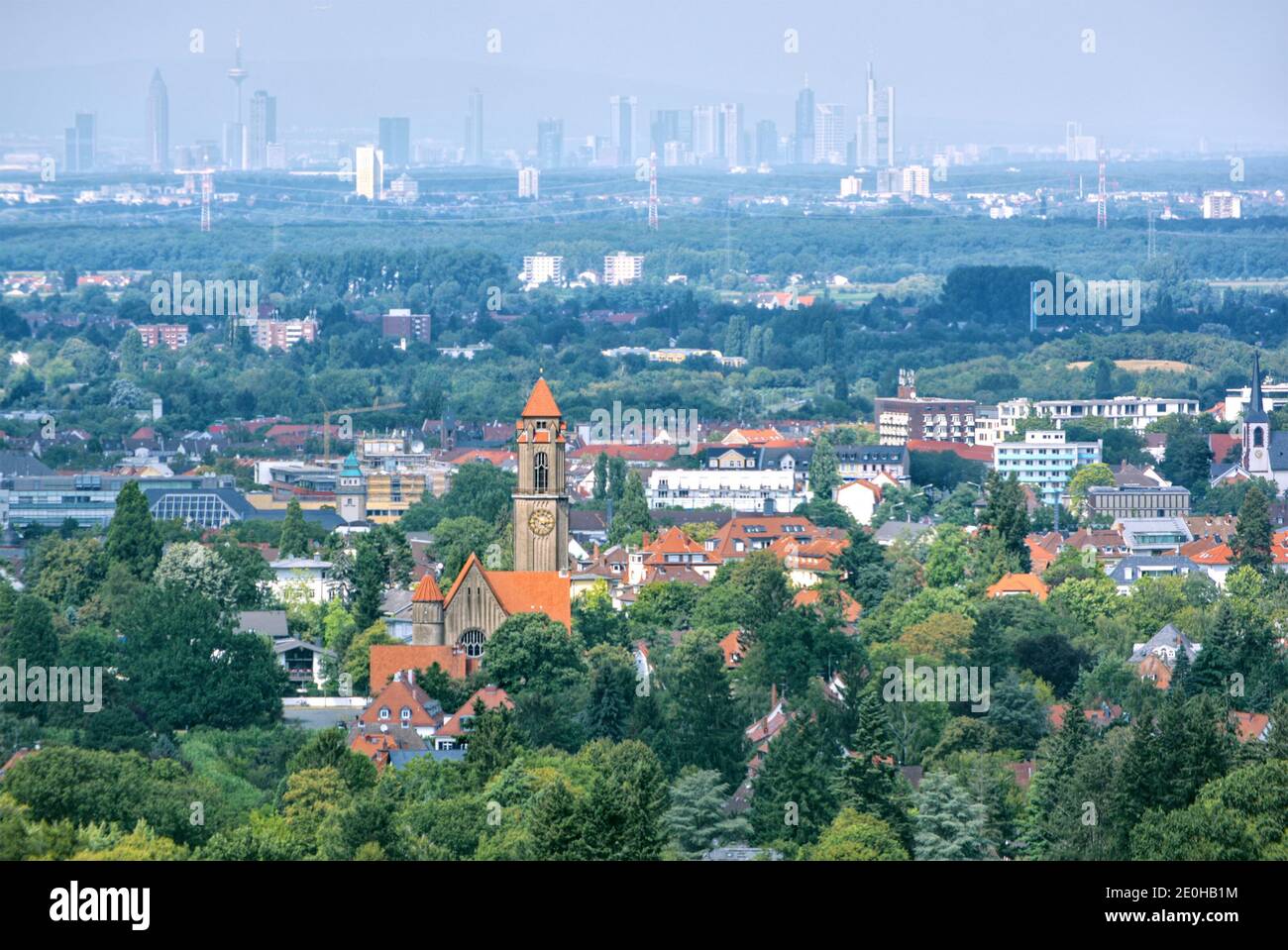 Paesaggio urbano di Darmstadt (Germania) e lo skyline di Francoforte am Principale sullo sfondo Foto Stock