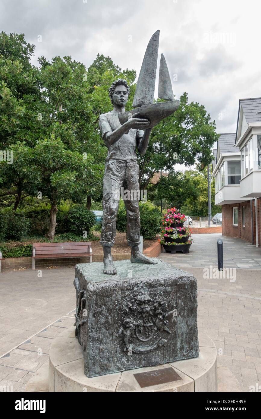 La statua di Maidenhead Boy (di Lydia Karpinska) a Maidenhead, Berkshire, Inghilterra. Foto Stock