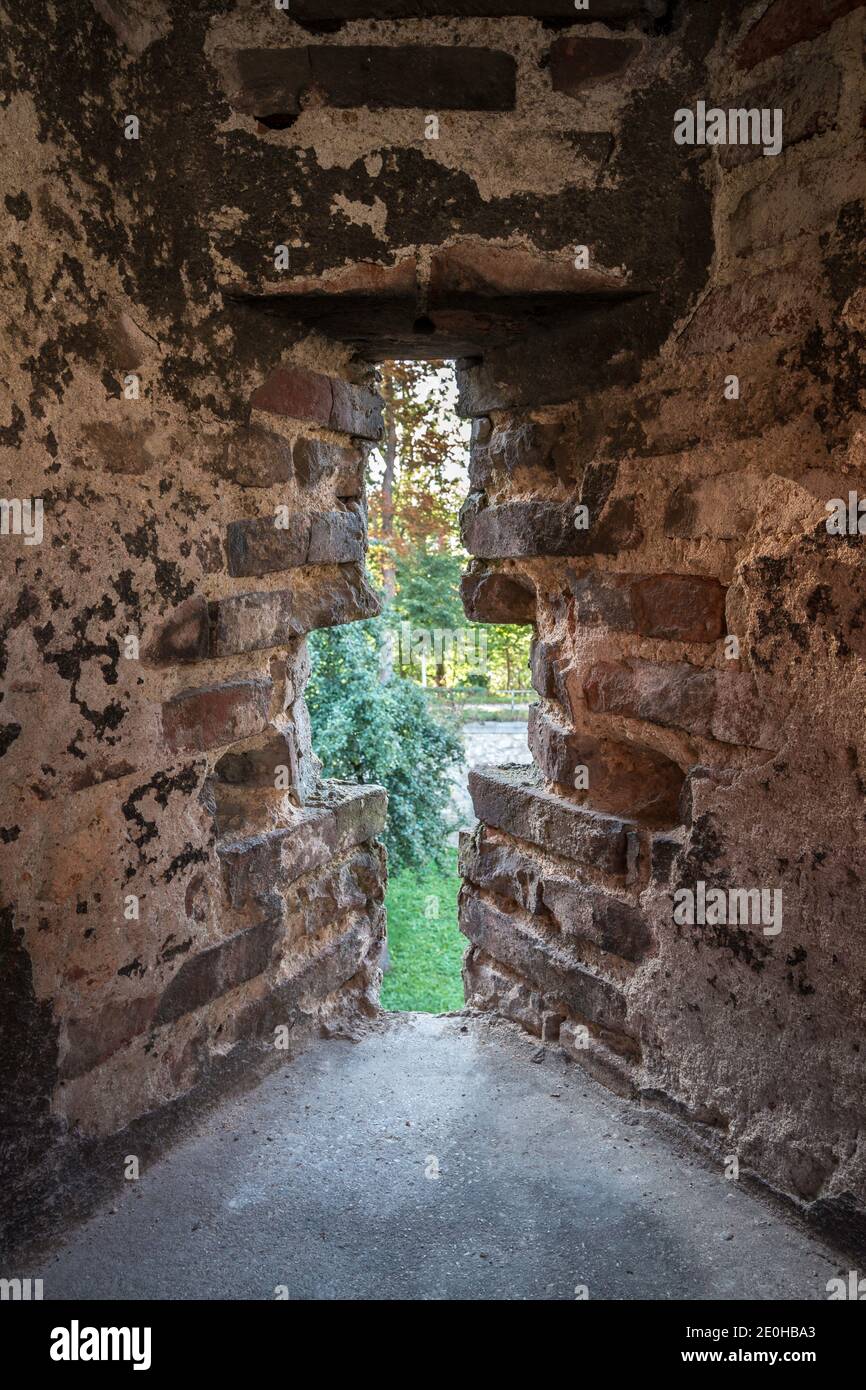 Abbraccia attraverso le grandi mura medievali della città in pietra Foto Stock