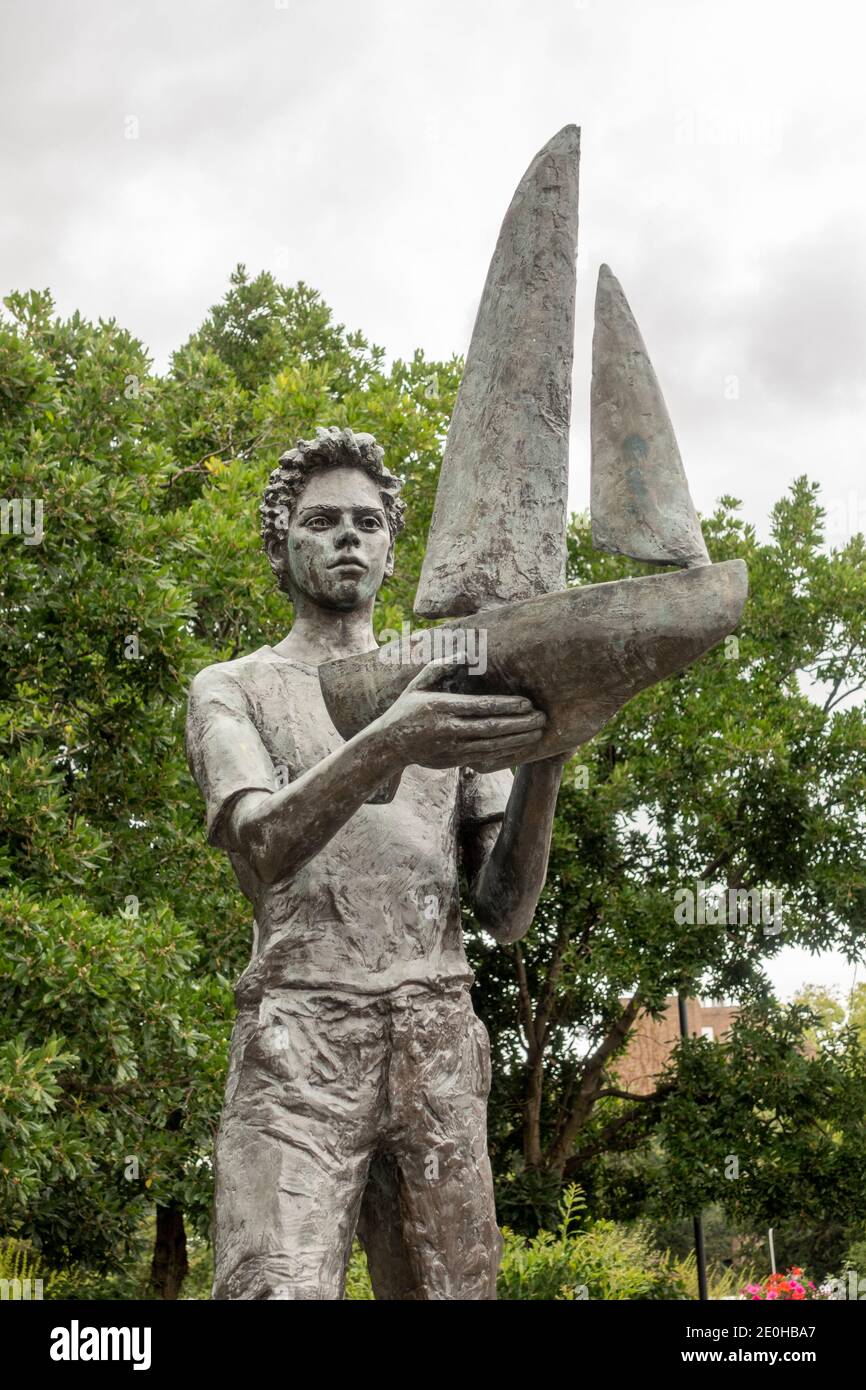La statua di Maidenhead Boy (di Lydia Karpinska) a Maidenhead, Berkshire, Inghilterra. Foto Stock