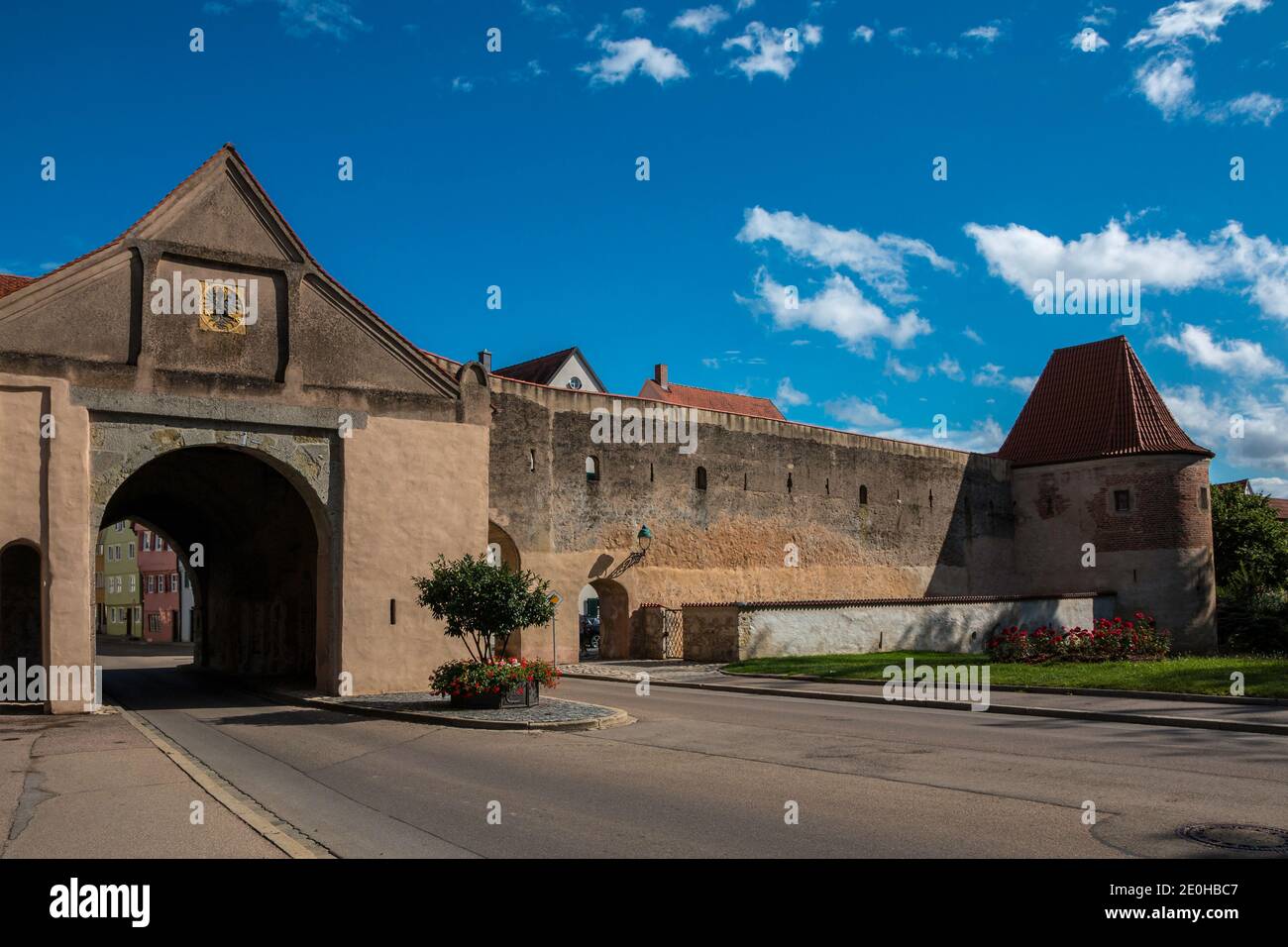 Grande porta della città attraverso le grandi mura medievali della città Foto Stock