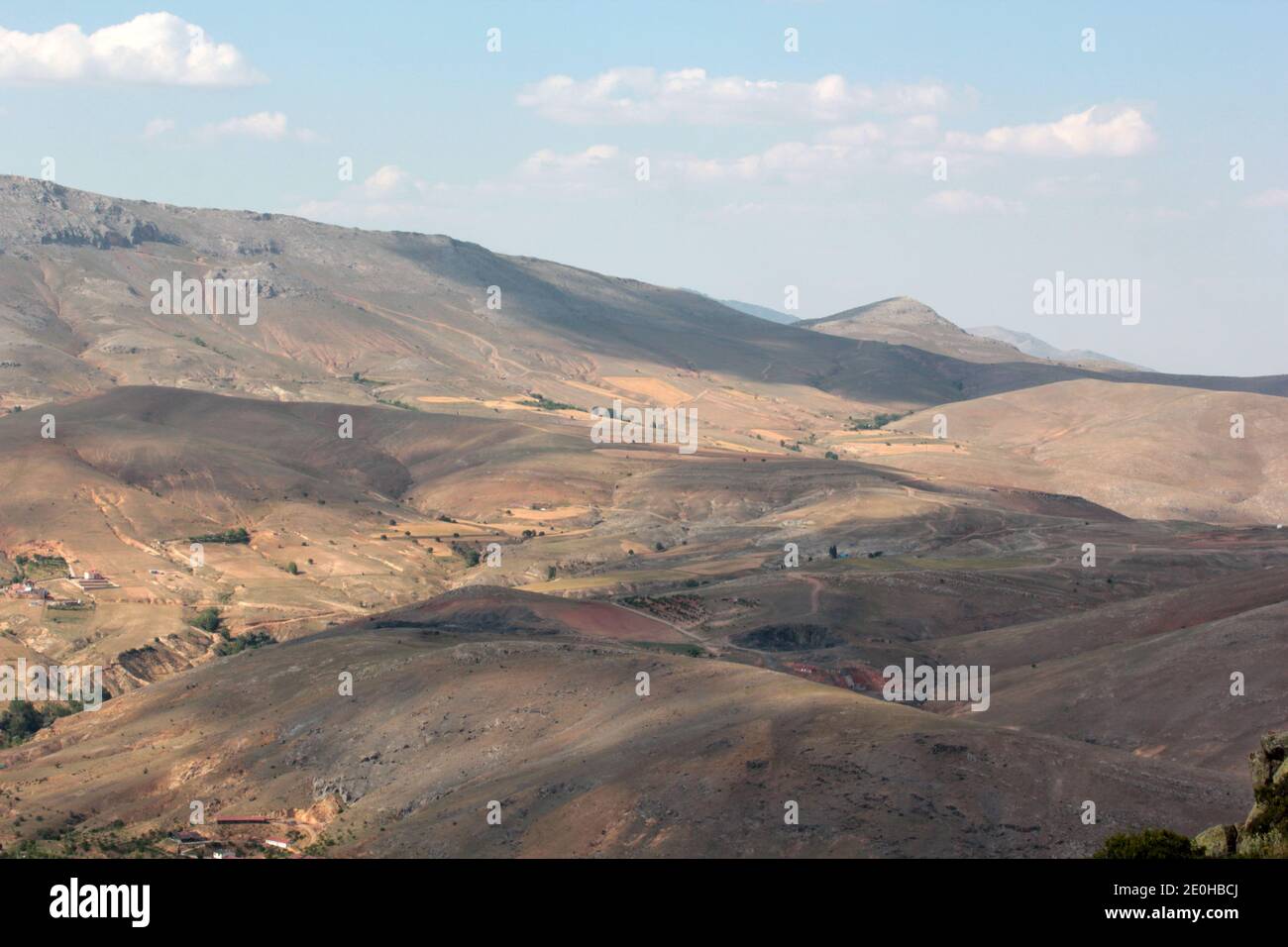 Terre sterili. Paesaggio di montagna nella giornata di sole. Foto Stock