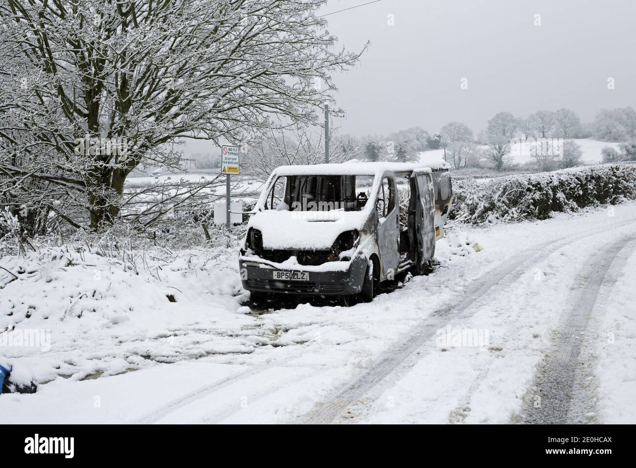 Un vauxhall bianco van bruciato in una corsia di campagna a Wollescote, Stourbridge, West midlands, Regno Unito. Foto Stock