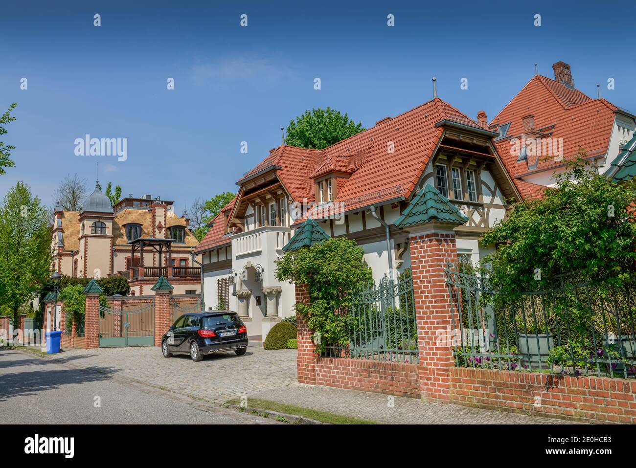 (Von links) Villa Saltzmann Virchowstrasse 27 und Landhaus Wentzel und Heckmann Virchowstrasse 25, Griebnitzsee, Potsdam, Brandeburgo, Deutschland Foto Stock