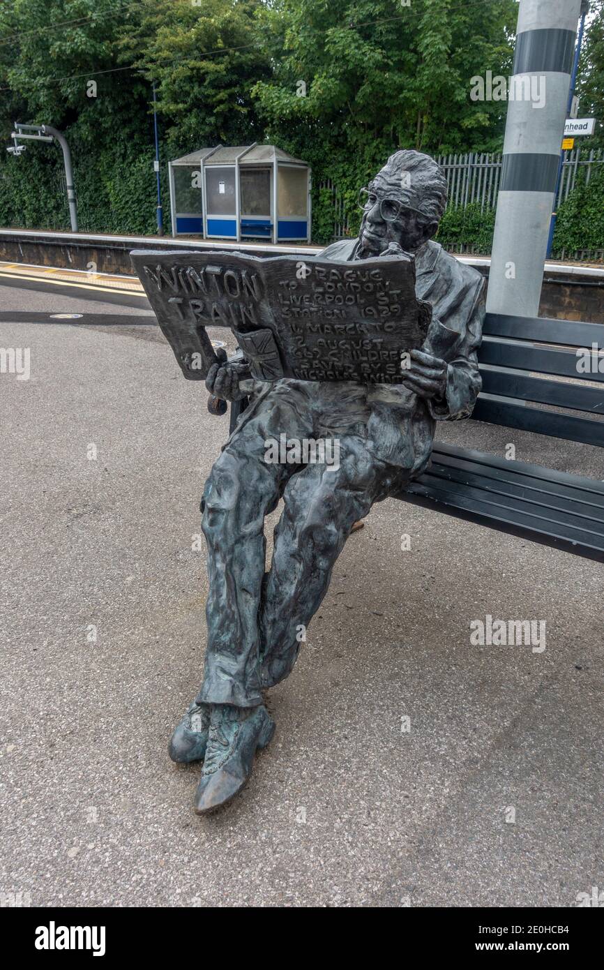 Scultura di Sir Nicholas Winton, il 'British Schindler', di Lydia Karpinska, su una piattaforma alla stazione ferroviaria Maidenhead Mainline, Berkshire, Regno Unito. Foto Stock