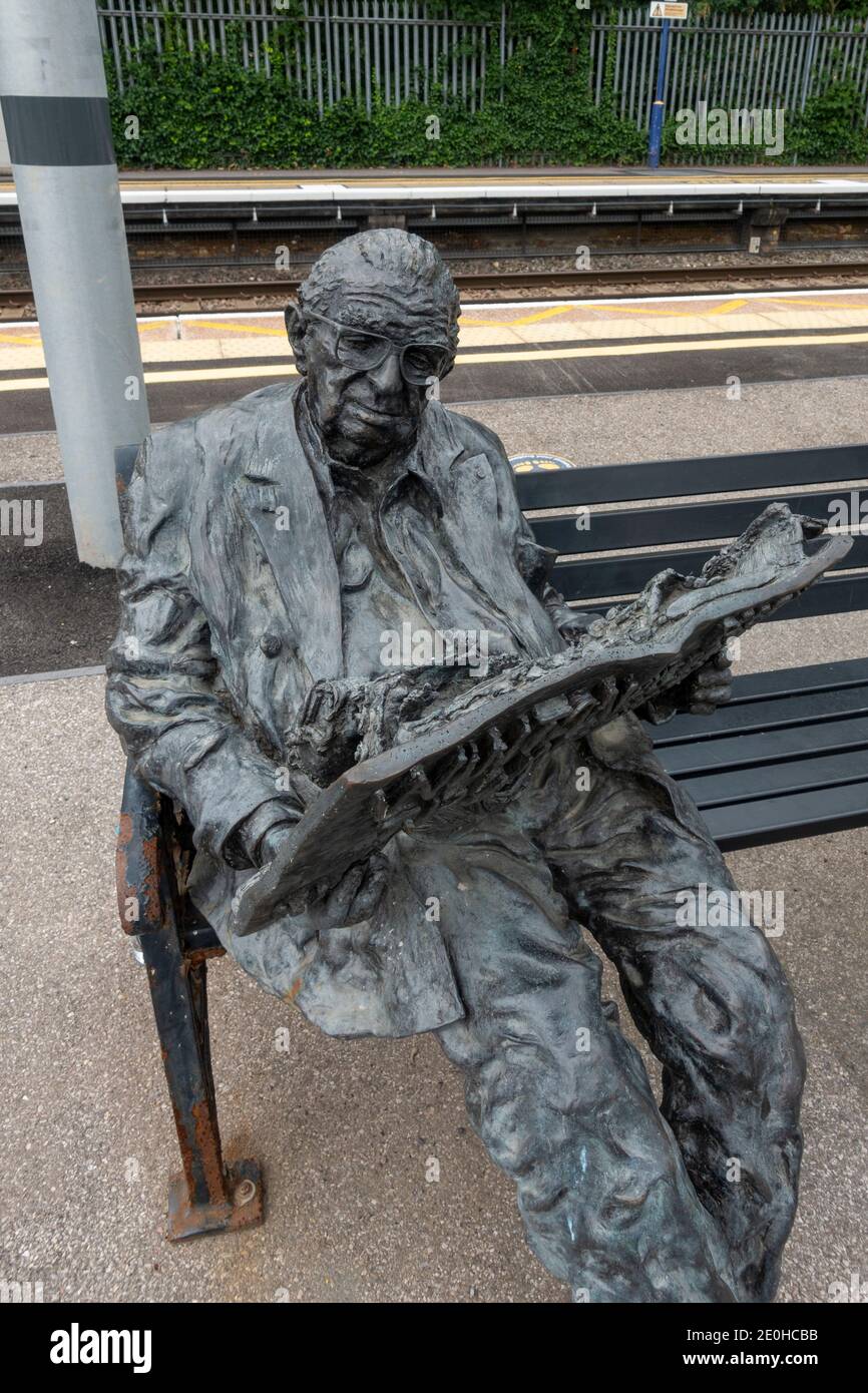 Scultura di Sir Nicholas Winton, il 'British Schindler', di Lydia Karpinska, su una piattaforma alla stazione ferroviaria Maidenhead Mainline, Berkshire, Regno Unito. Foto Stock
