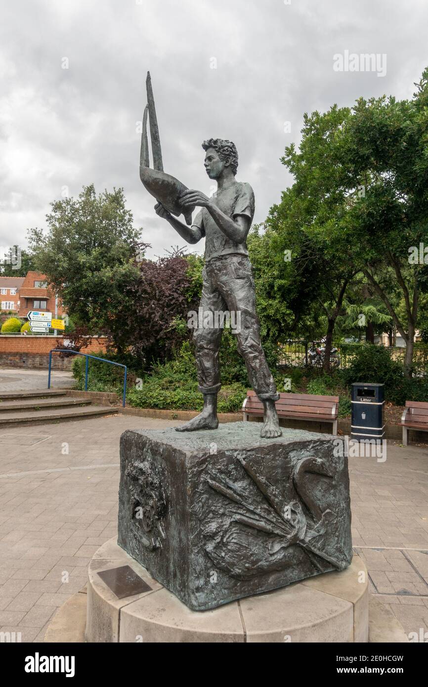 La statua di Maidenhead Boy (di Lydia Karpinska) a Maidenhead, Berkshire, Inghilterra. Foto Stock