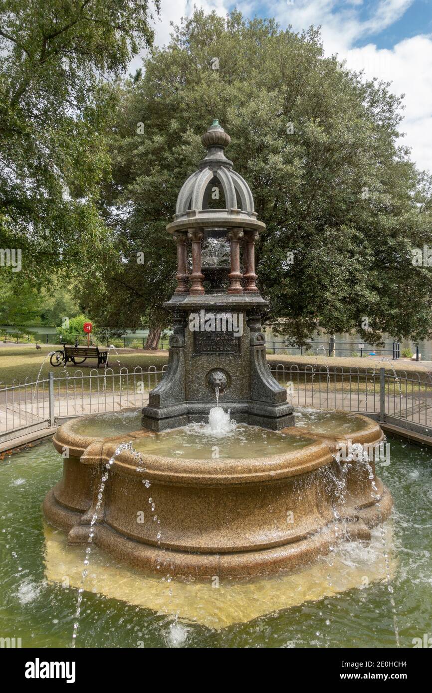 La Ada Lewis Memorial Fountain accanto al Tamigi a Maidenhead, Berkshire, Regno Unito. Foto Stock