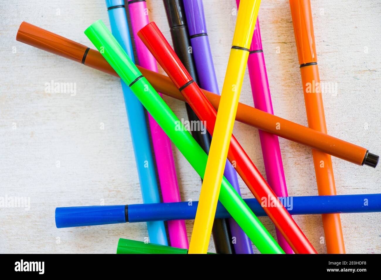Ampio gruppo di marcatori di disegno colorati per lo schizzo su sfondo bianco Foto Stock