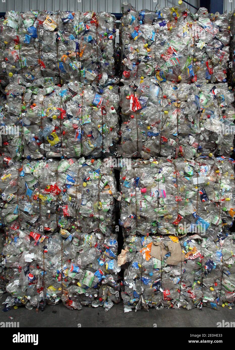 Cracovia. Cracovia. Polonia. Impianto di riciclaggio dei rifiuti. Bottiglie in PET compresse in balle. Foto Stock