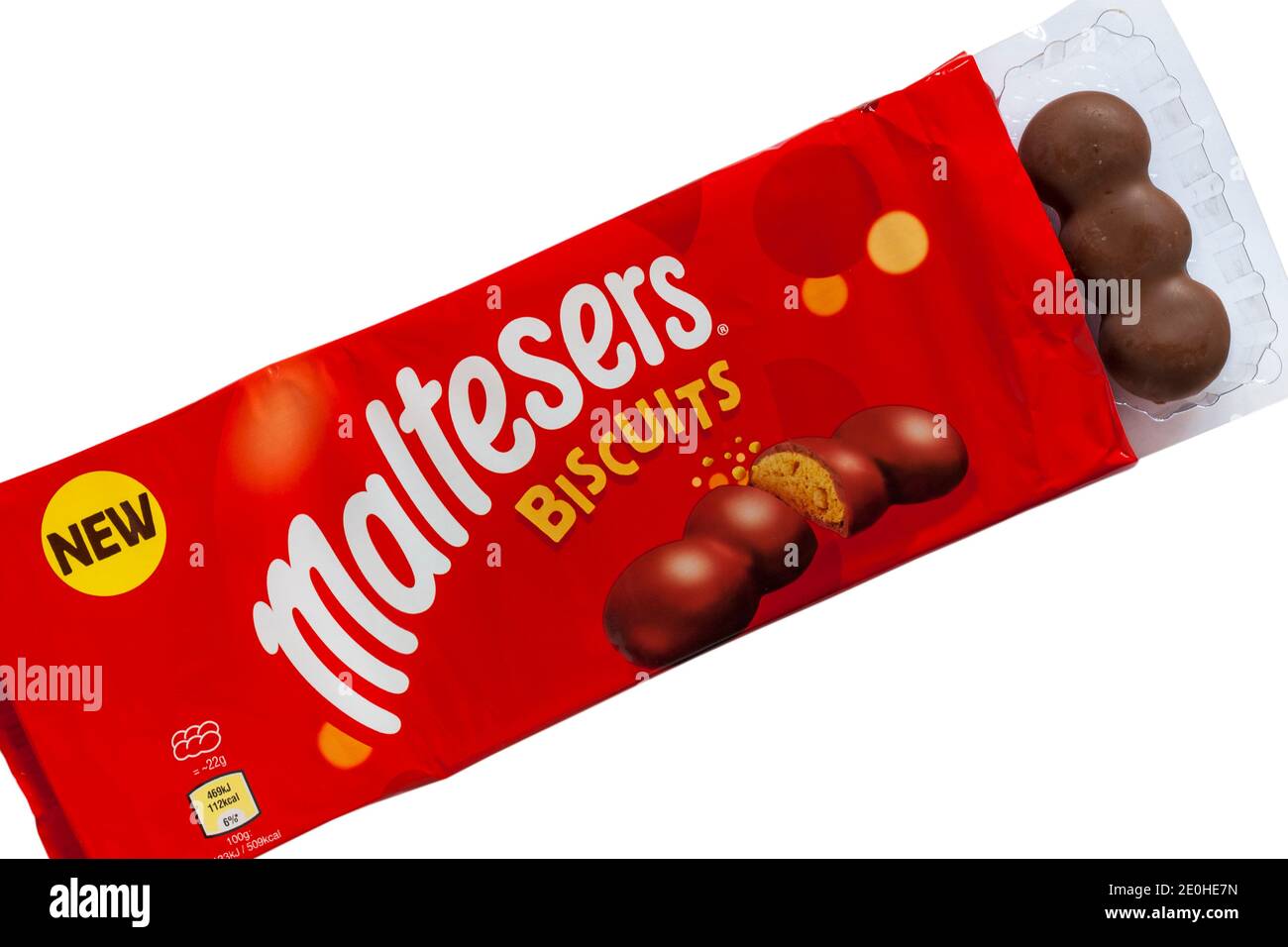 Pacchetto di nuovi biscotti Maltesers aperto per mostrare il set di contenuti su sfondo bianco - biscotti contenenti pezzi croccanti a nido d'ape rivestiti nel cioccolato al latte Foto Stock