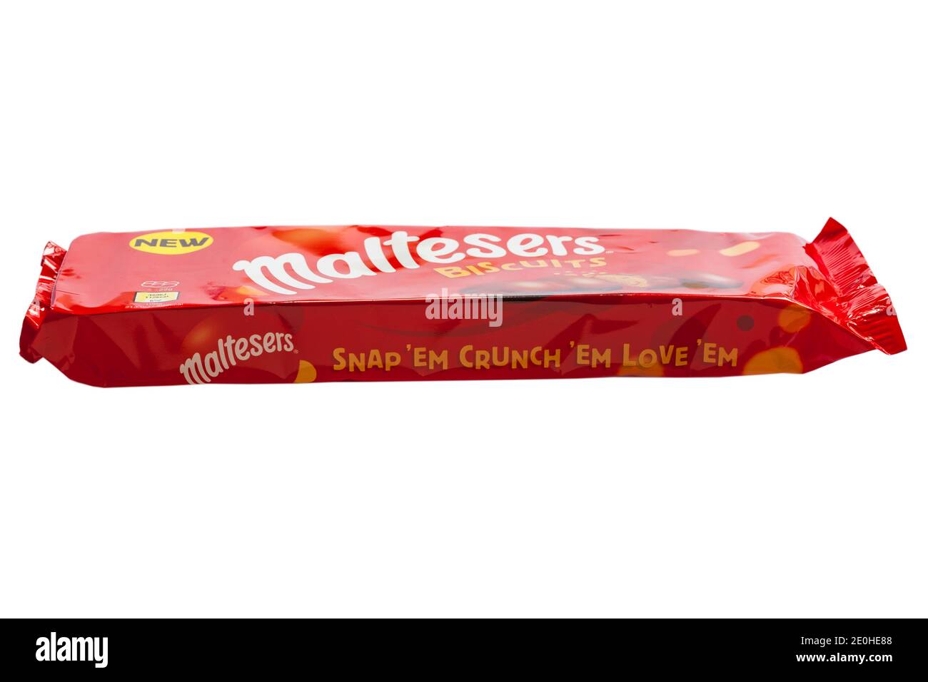 Pacchetto di nuovi biscotti Maltesers isolati su sfondo bianco - biscotti contenenti pezzi croccanti a nido d'ape ricoperti di cioccolato al latte Foto Stock