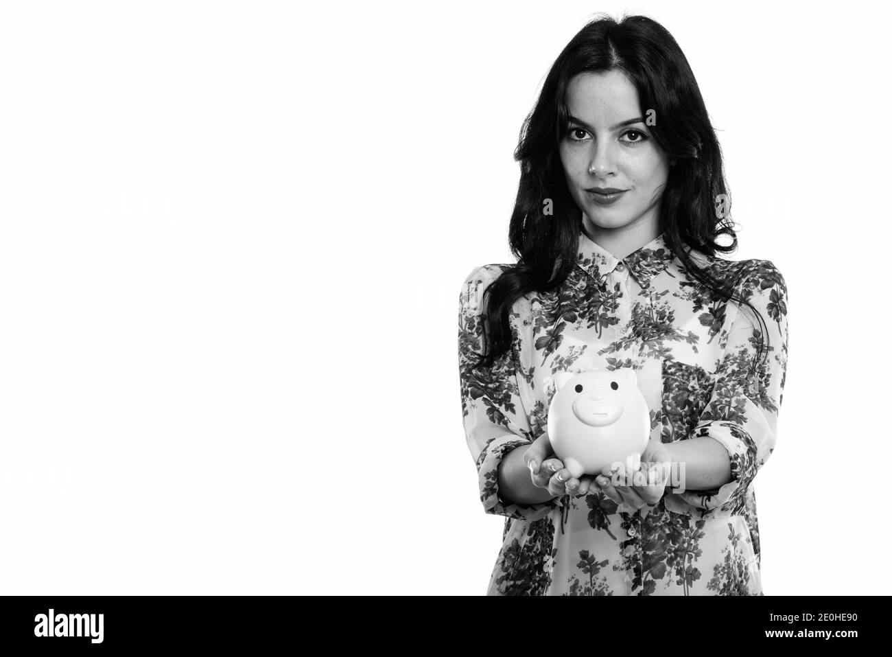 Studio shot del giovane bella spagnolo azienda imprenditrice salvadanaio Foto Stock