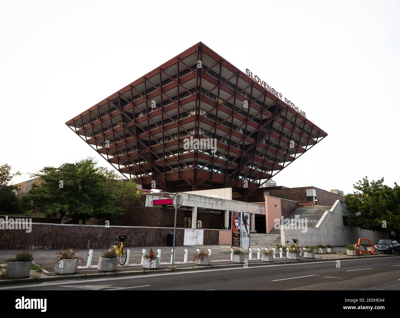 Piramide rovesciata architettura insolita ufficio slovacco radio trasmissione edificio Budova Slovenskeho Rozhlasu Bratislava in Slovacchia Foto Stock