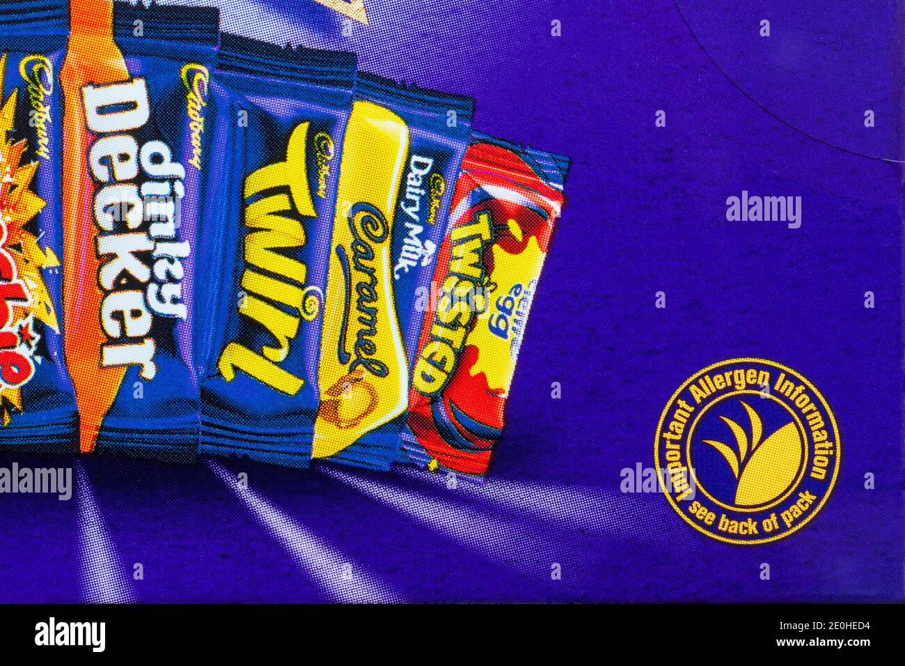 Informazioni importanti sulle allergeni vedere il retro della confezione - simbolo a fianco Scatola di cioccolatini Cadbury Heroes Foto Stock