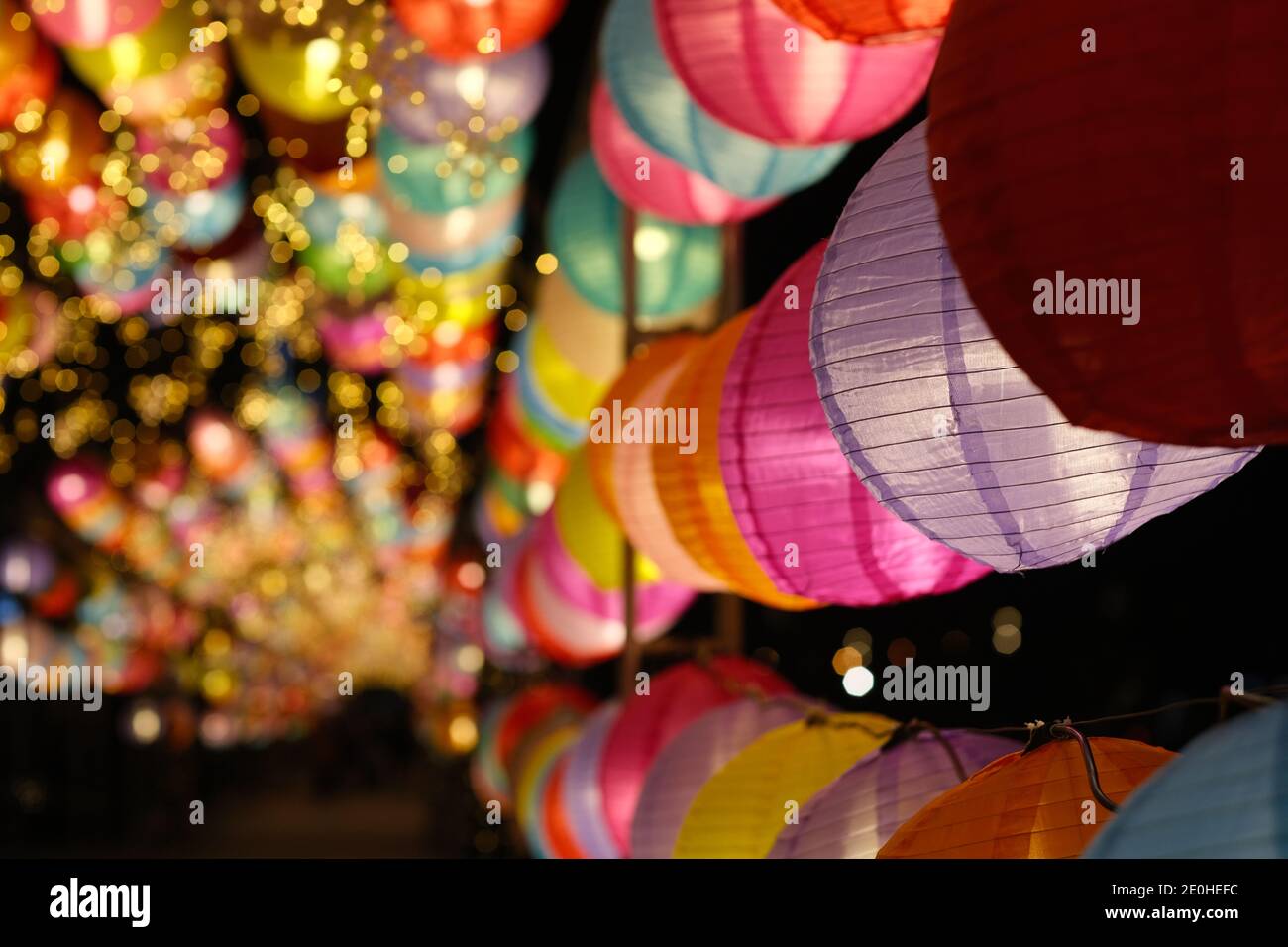 Molte lanterne cinesi tradizionali colorate appese di notte Foto Stock