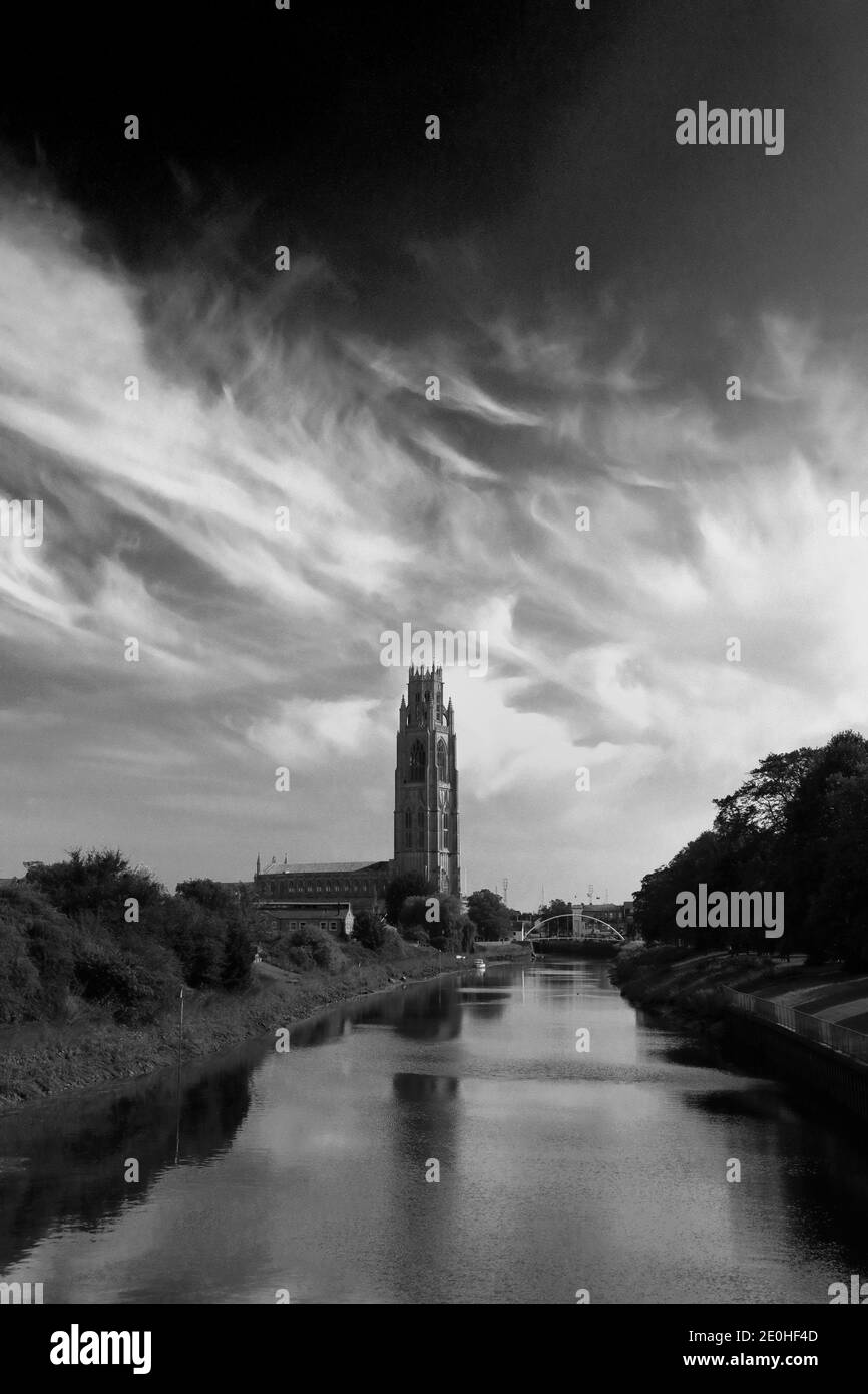 Vista autunnale della chiesa di St Botolphs, (Boston Stump), fiume Witham, città di Boston, contea di Lincolnshire, Inghilterra, Regno Unito Foto Stock