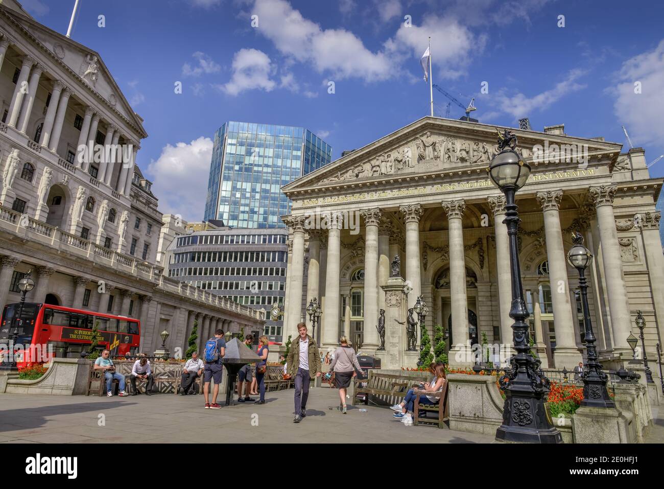 Bank of England (links), Royal Exchange (rechts), Threadneedle St, Londra, Inghilterra, Grossbritannien Foto Stock