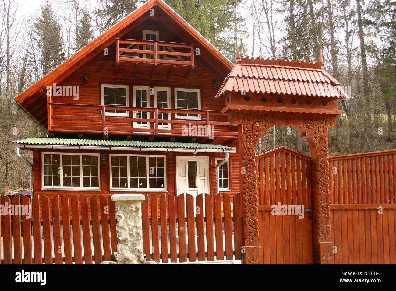 Bed and breakfast a Covasna County, Romania. Ingresso attraverso una tradizionale porta in legno intagliato con i tombini sotto il tetto del cancello. Foto Stock